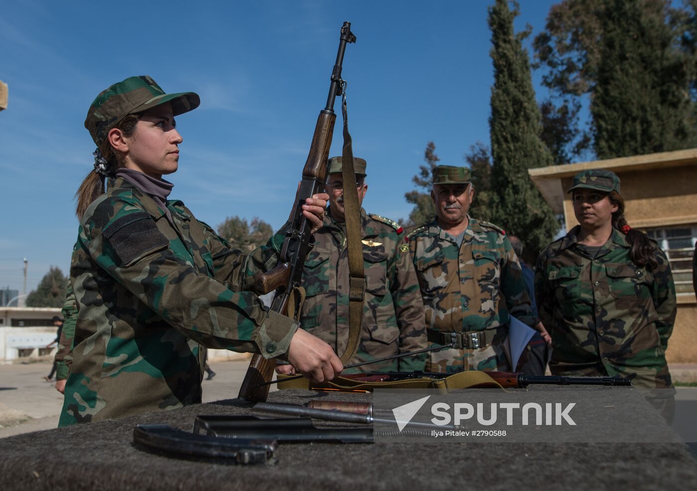 Syrian army volunteers trained outside Damascus