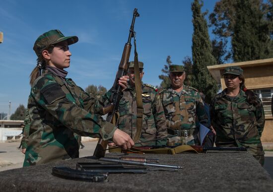 Syrian army volunteers trained outside Damascus