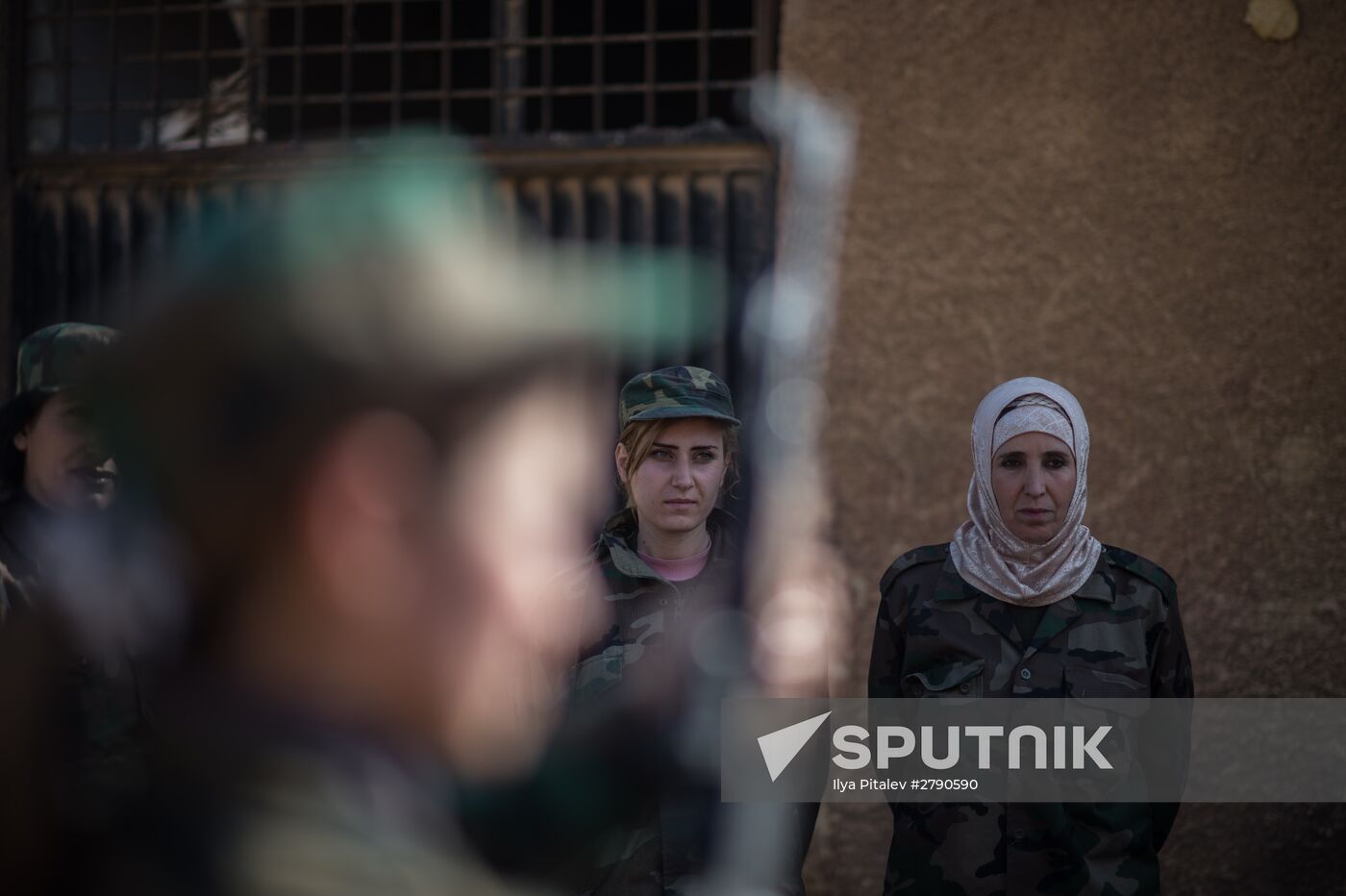 Syrian army volunteers trained outside Damascus