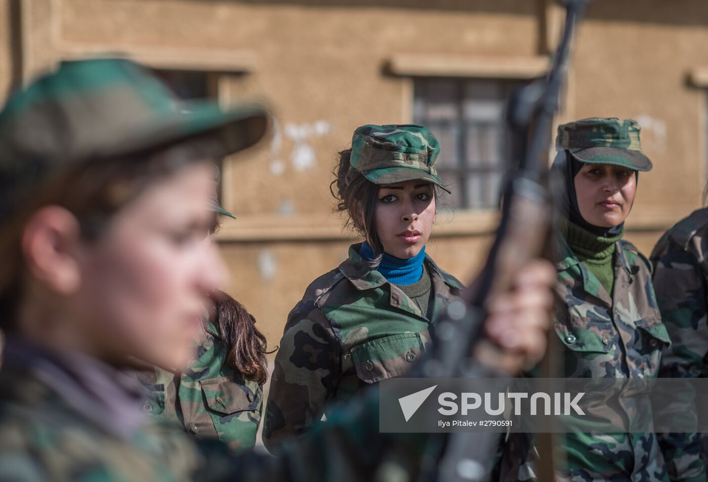 Syrian army volunteers trained outside Damascus