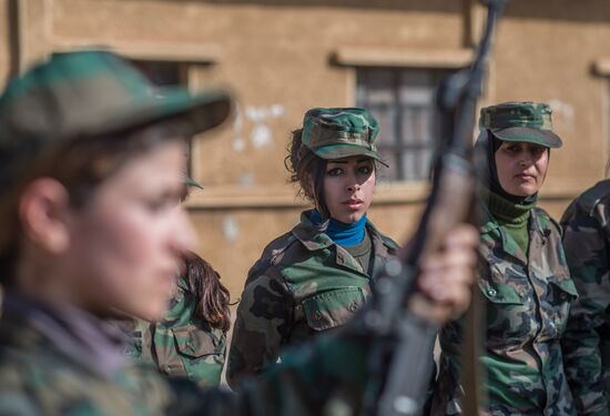 Syrian army volunteers trained outside Damascus