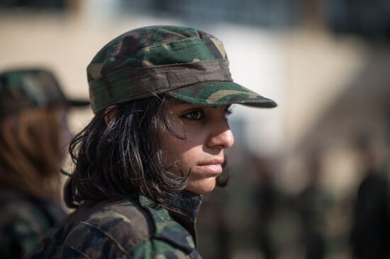 Syrian army volunteers trained outside Damascus