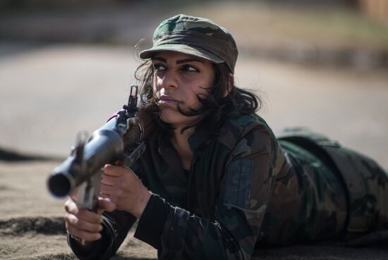 Syrian army volunteers trained outside Damascus