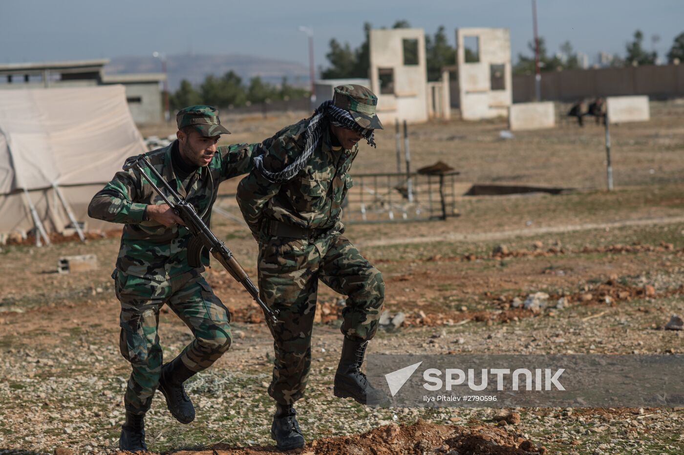 Syrian army volunteers trained outside Damascus
