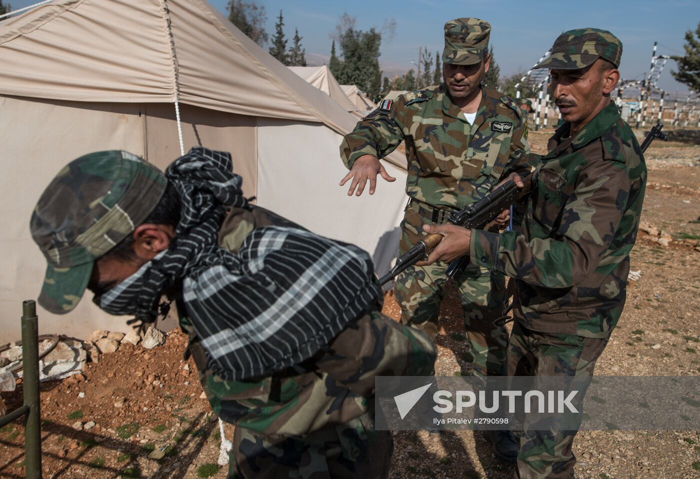 Syrian army volunteers trained outside Damascus