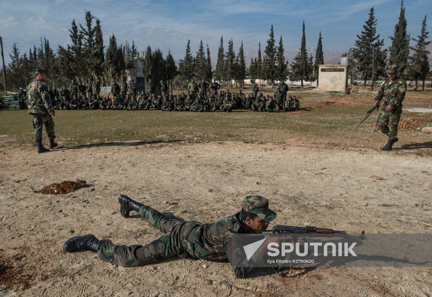 Syrian army volunteers trained outside Damascus