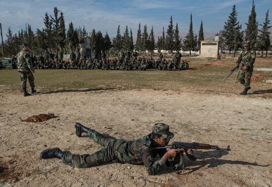 Syrian army volunteers trained outside Damascus