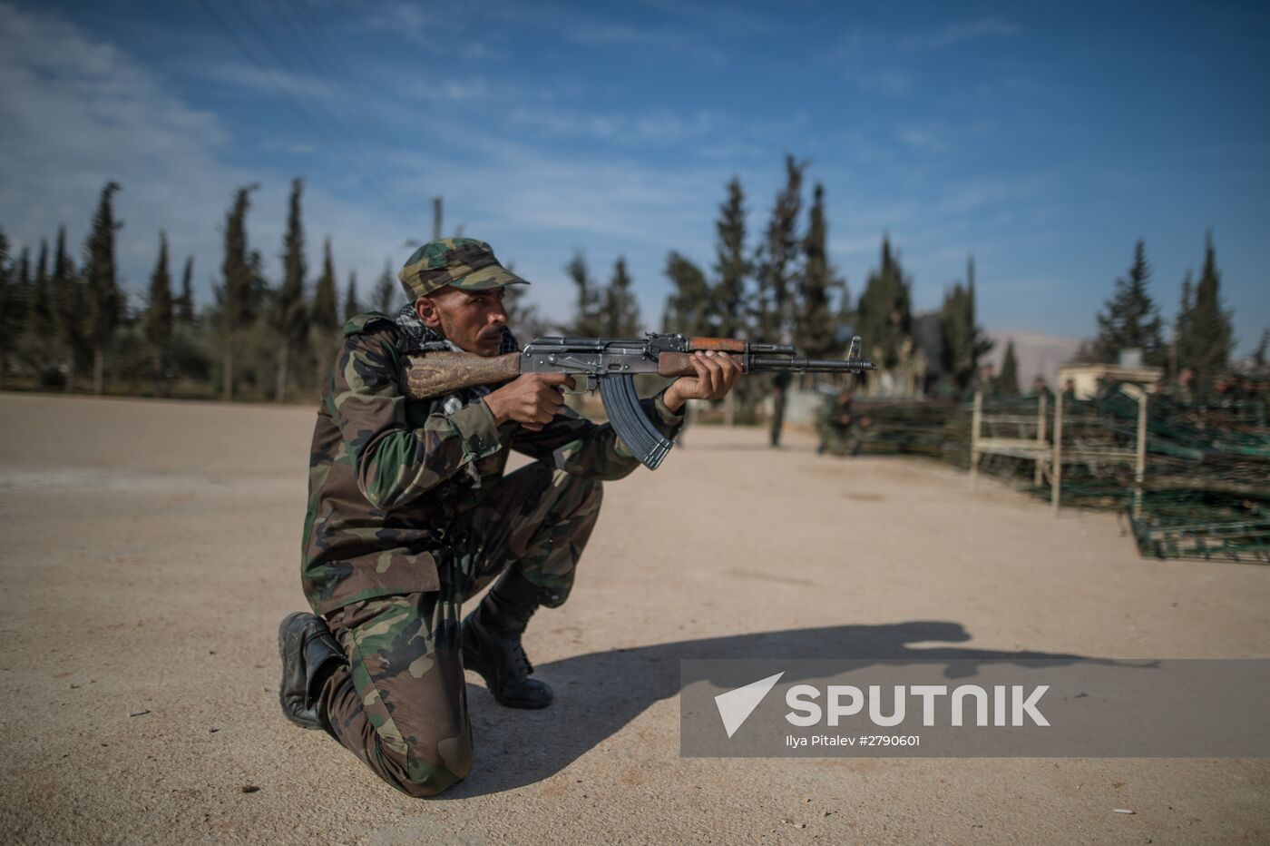 Syrian army volunteers trained outside Damascus