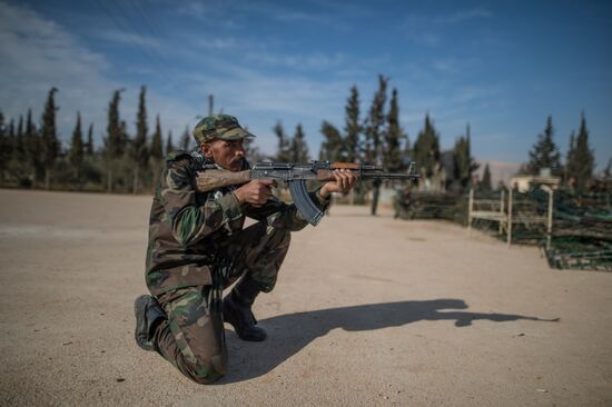Syrian army volunteers trained outside Damascus