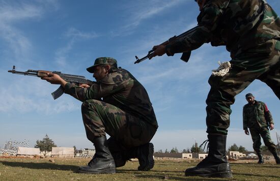 Syrian army volunteers trained outside Damascus
