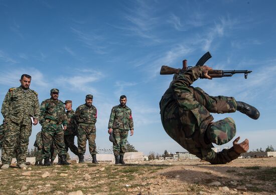 Syrian army volunteers trained outside Damascus