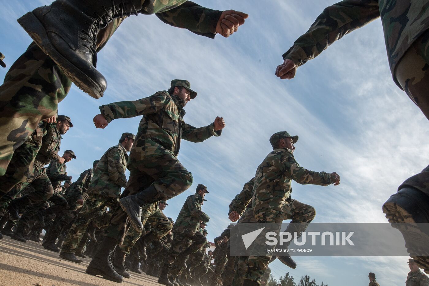 Syrian army volunteers trained outside Damascus