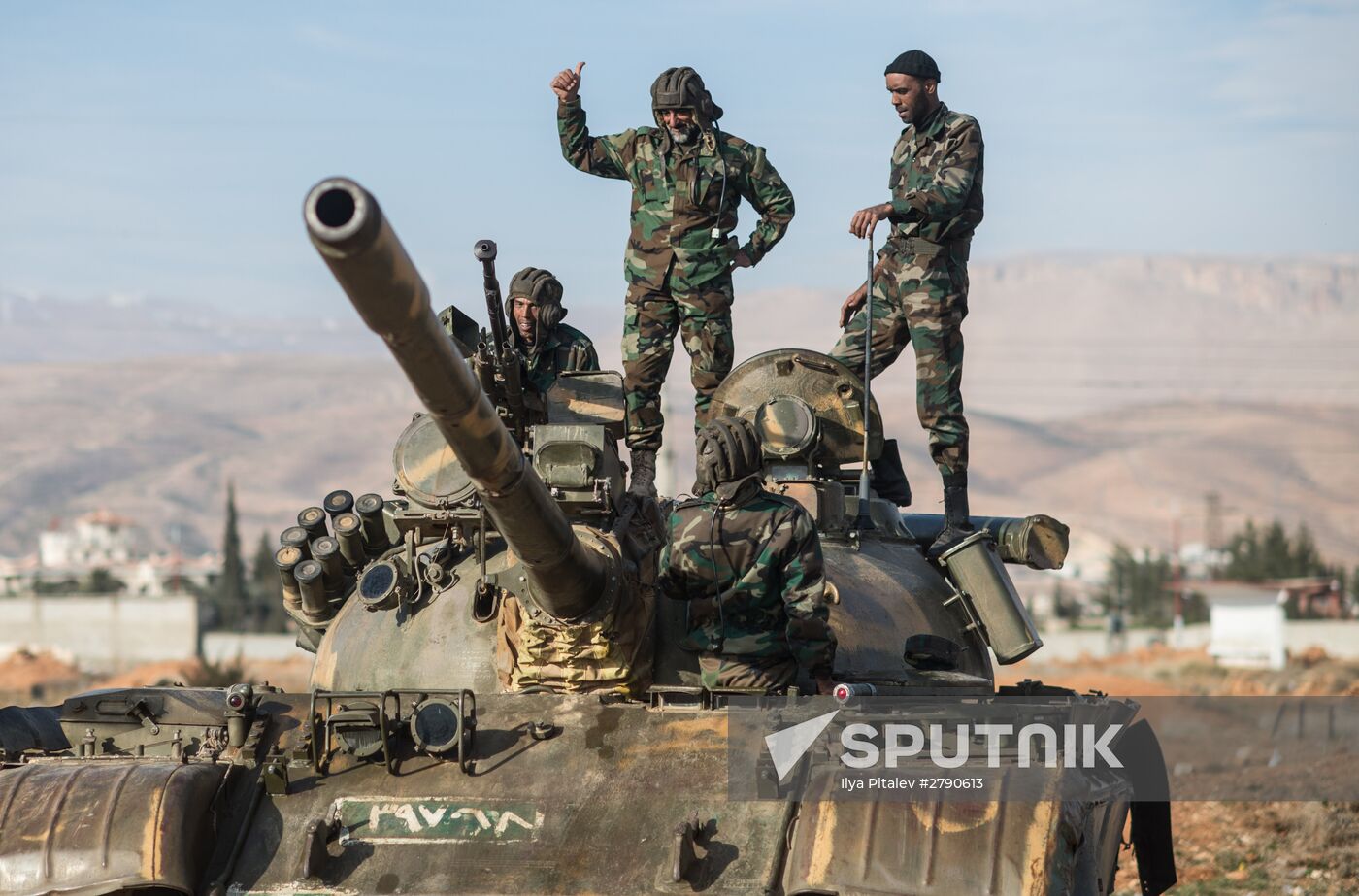 Syrian army volunteers trained outside Damascus