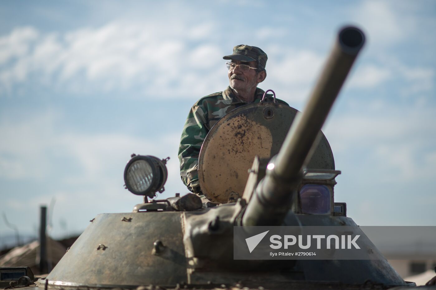 Syrian army volunteers trained outside Damascus