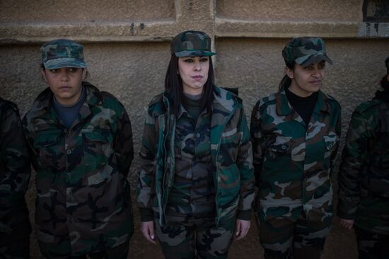Syrian army volunteers trained outside Damascus