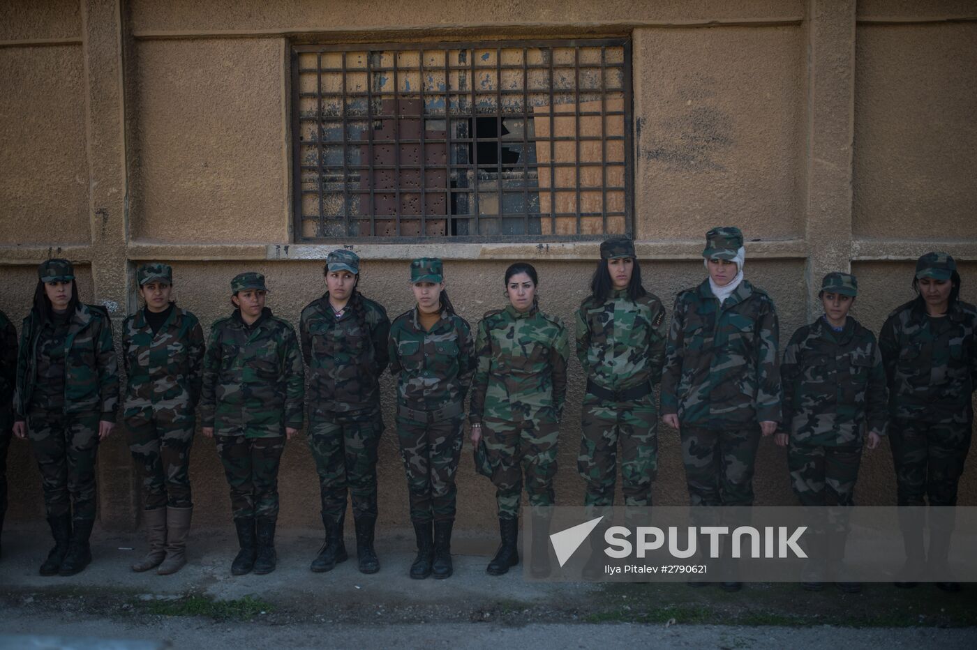 Syrian army volunteers trained outside Damascus