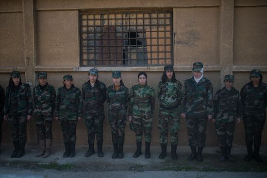 Syrian army volunteers trained outside Damascus