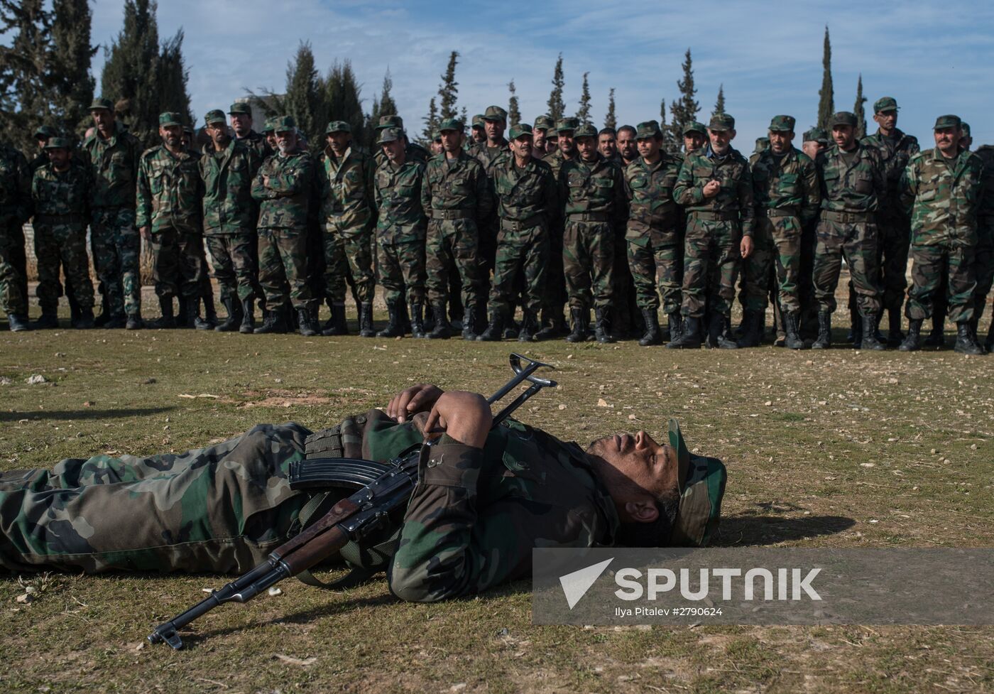 Syrian army volunteers trained outside Damascus