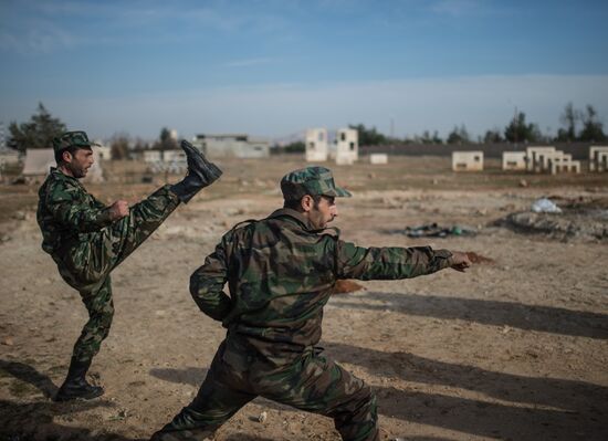 Syrian army volunteers trained outside Damascus