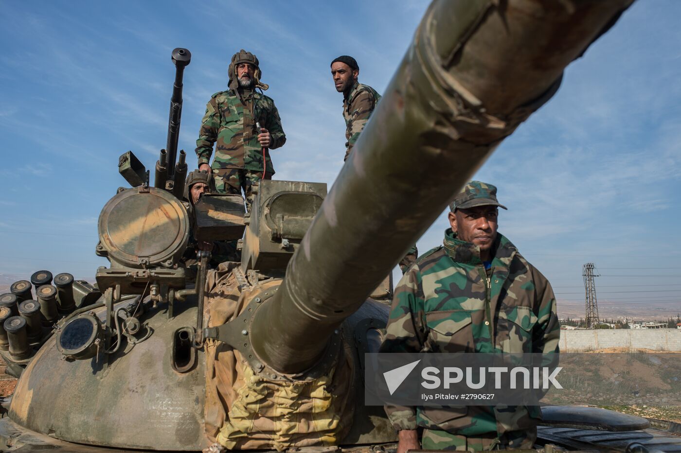 Syrian army volunteers trained outside Damascus