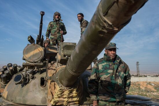 Syrian army volunteers trained outside Damascus