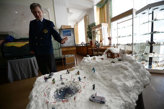 Presentation of model of sculpture celebrating Ural meteorites
