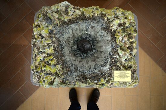 Presentation of model of sculpture celebrating Ural meteorites
