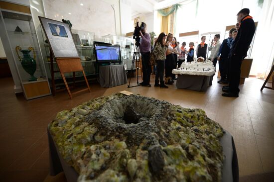 Presentation of model of sculpture celebrating Ural meteorites