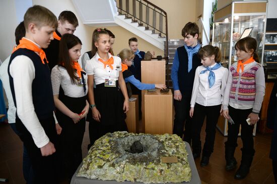 Presentation of model of sculpture celebrating Ural meteorites