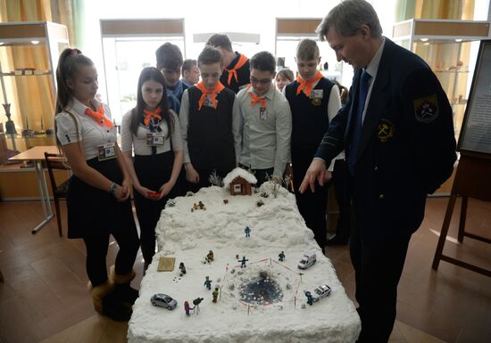 Presentation of model of sculpture celebrating Ural meteorites