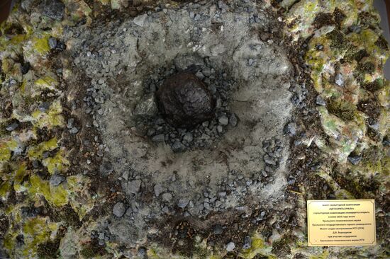 Presentation of model of sculpture celebrating Ural meteorites