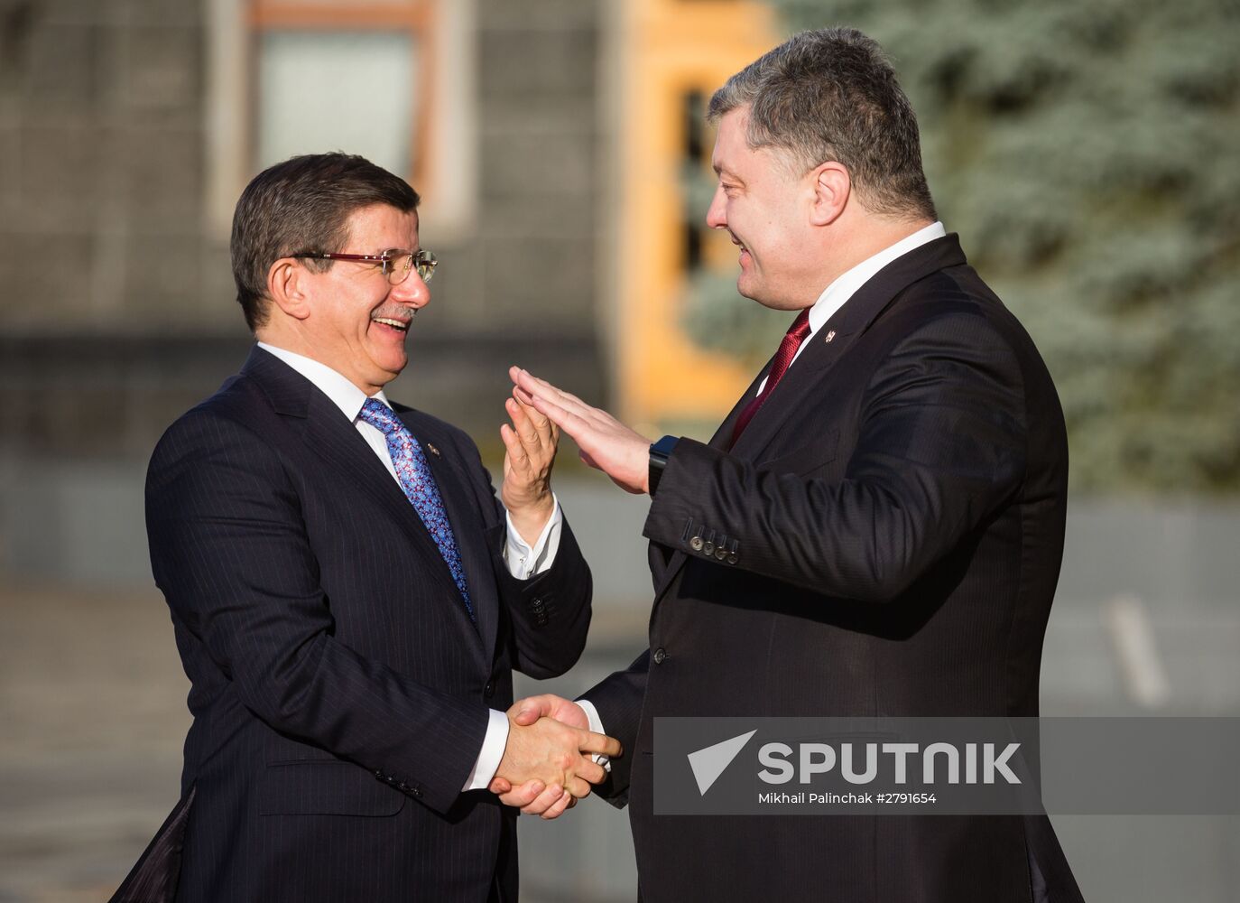Ukrainian President Petro Poroshenko meets with Turkish Prime Minister Ahmet Davutoglu