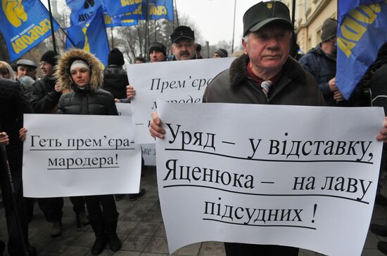 Ukrainian protesters demand resignation of Arseny Yatsenyuk's government