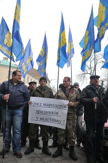 Ukrainian protesters demand resignation of Arseny Yatsenyuk's government