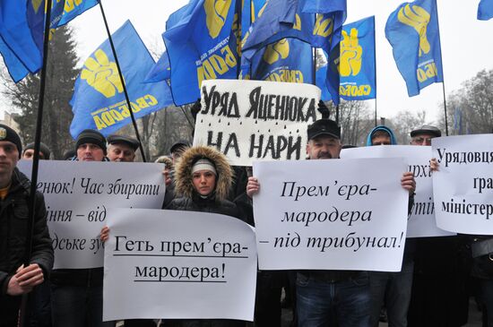 Ukrainian protesters demand resignation of Arseny Yatsenyuk's government