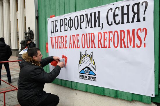 Ukrainian protesters demand resignation of Arseny Yatsenyuk's government