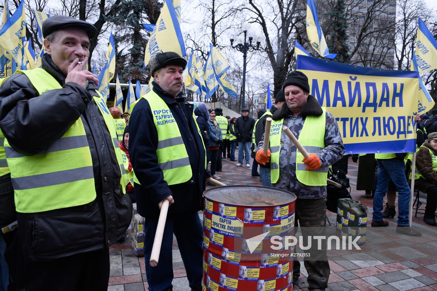 Ukrainian protesters demand resignation of Arseny Yatsenyuk's government
