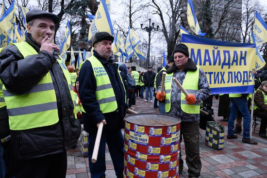 Ukrainian protesters demand resignation of Arseny Yatsenyuk's government