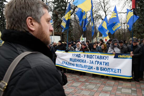 Ukrainian protesters demand resignation of Arseny Yatsenyuk's government