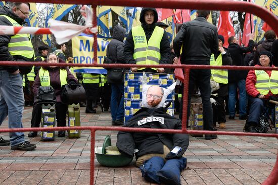 Ukrainian protesters demand resignation of Arseny Yatsenyuk's government