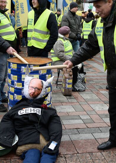Ukrainian protesters demand resignation of Arseny Yatsenyuk's government