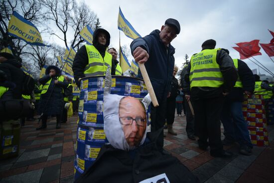 Ukrainian protesters demand resignation of Arseny Yatsenyuk's government