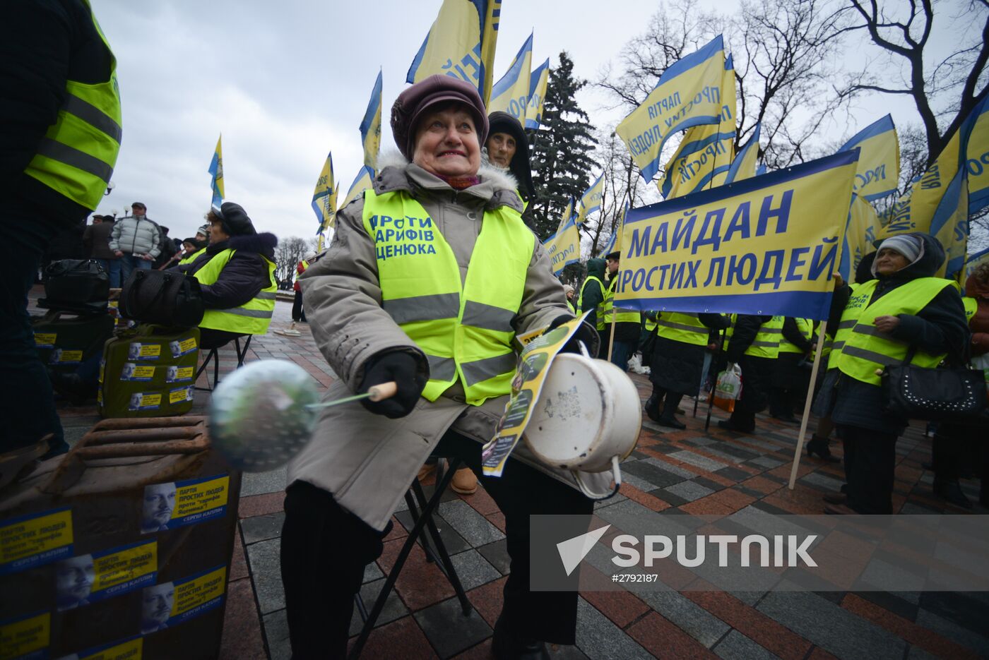 Ukrainian protesters demand resignation of Arseny Yatsenyuk's government