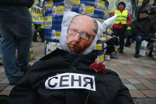 Ukrainian protesters demand resignation of Arseny Yatsenyuk's government
