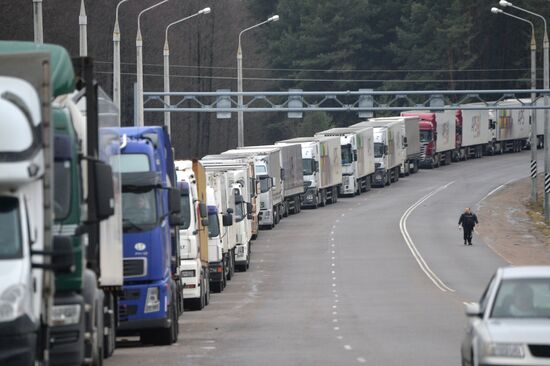 Russian trucks line up at Belarusian-Lithuanian border