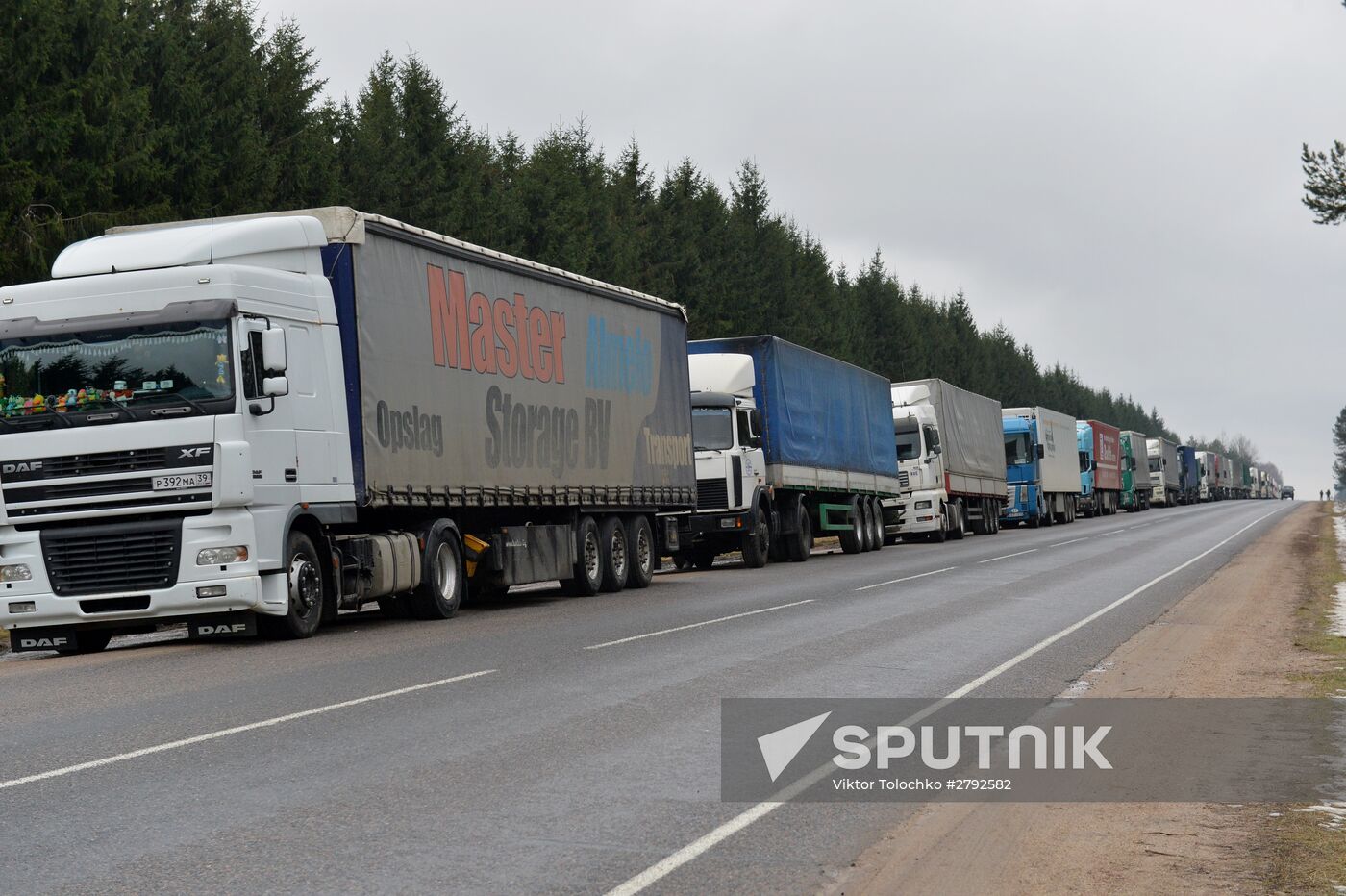 Russian trucks line up at Belarusian-Lithuanian border