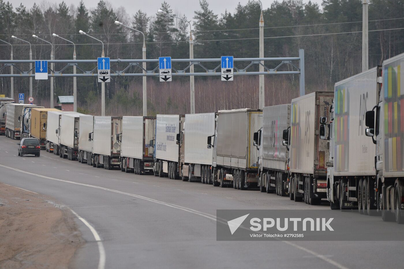 Russian trucks line up at Belarusian-Lithuanian border