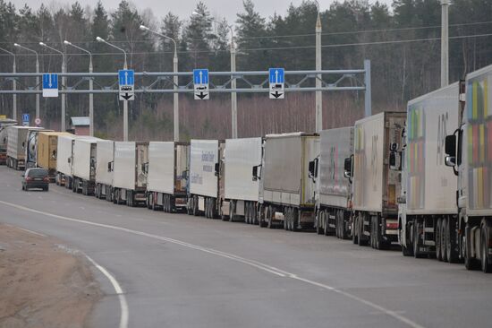 Russian trucks line up at Belarusian-Lithuanian border