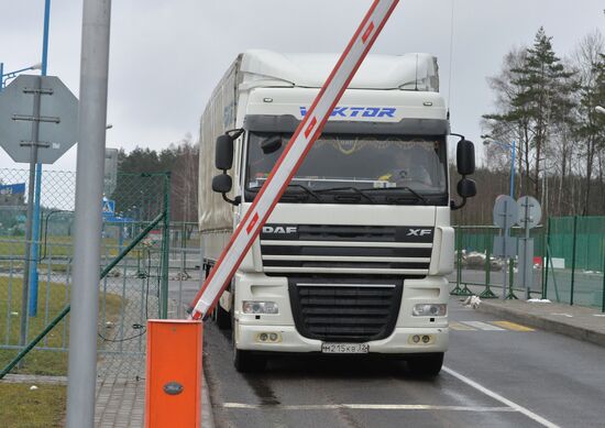 Russian trucks line up at Belarusian-Lithuanian border