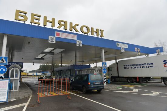 Russian trucks line up at Belarusian-Lithuanian border